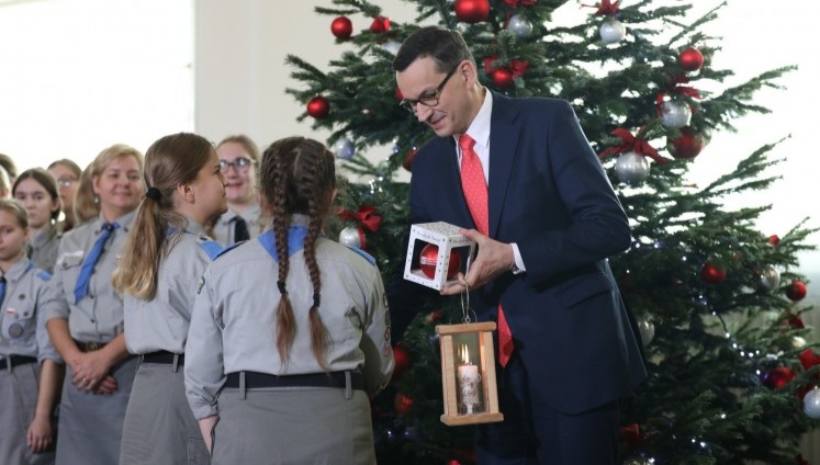 The scouts gave the Prime Minister the Bethlehem Light of Peace