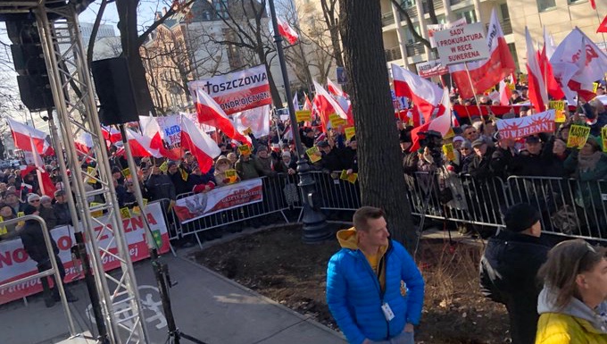 Thousands demonstrate in defence of the Polish judicial reform