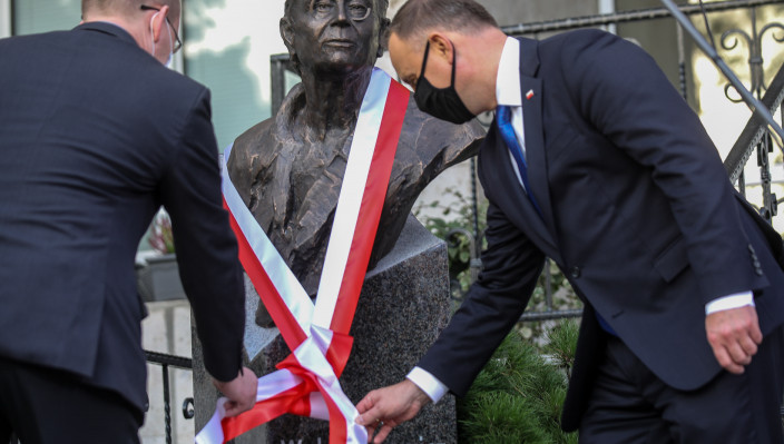 The president unveiled a monument to Anna Walentynowicz