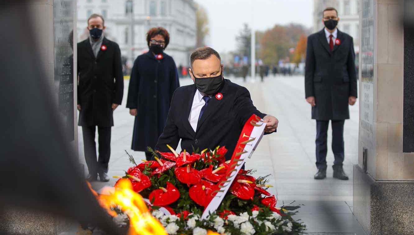 The President and the Prime Minister laid the ceremonial wreath together with Marshals by the tomb of the Unknown Soldier