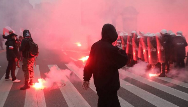 Hooligans and nationalists ruin celebrations of Independence Day in Warsaw