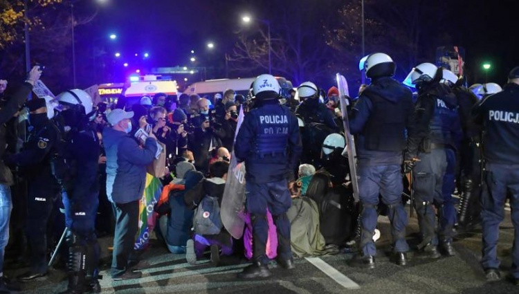 Women's protests continue in Poland