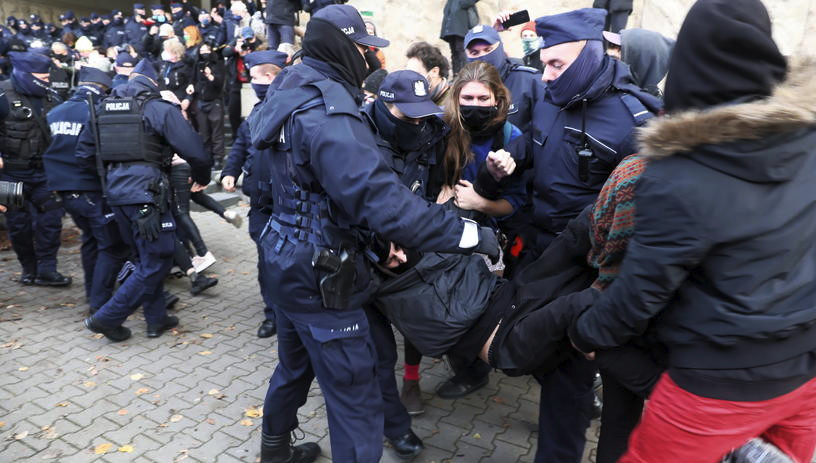 Activists of the Women's Strike threaten policemen