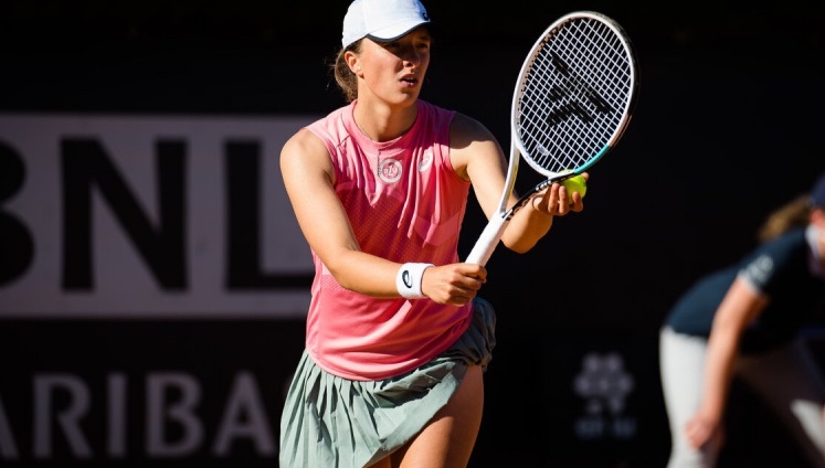 Iga Świątek knocked out Rebecca Peterson in French Open