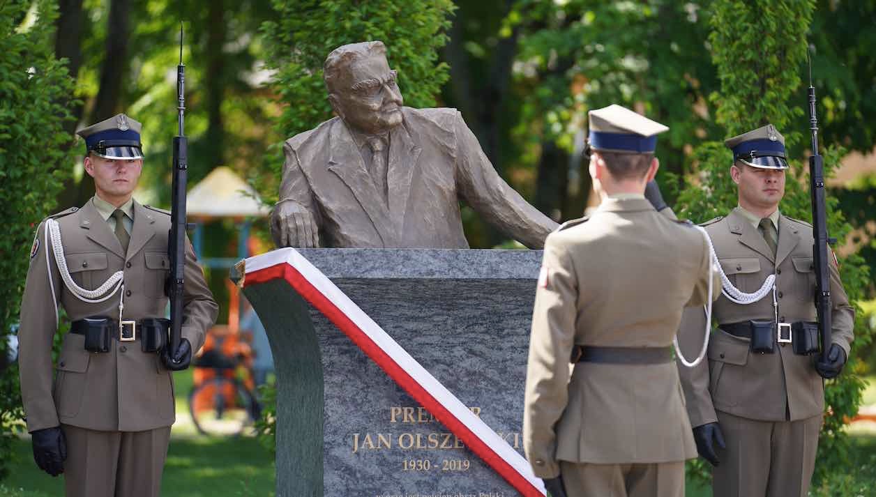 A monument of Jan Olszewski was unveiled. Kaczyński: One of the most prominent figures in Polish politics