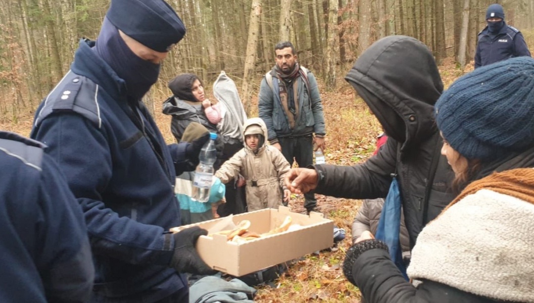 Polish policemen distributed water and food to migrants