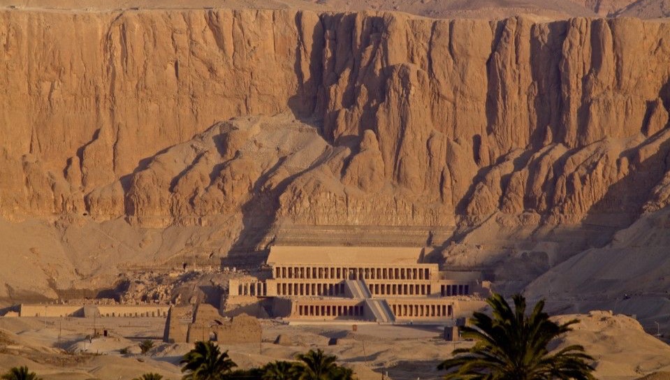Researcher on the trail of artists-craftsmen in the Mortuary Temple of Hatshepsut