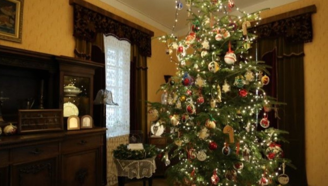 A Tatra Christmas tree decorated the Wojtyła's living room