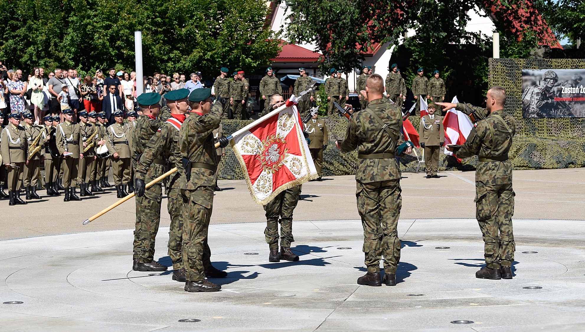 Several thousand Polish soldiers of the new volunteer force sworn in