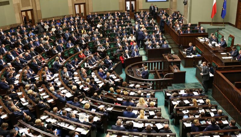 Poland's ruling United Right coalition would win a parliamentary election held next Sunday with 37 percent of the vote, a new survey by the Estymator pollster for the DoRzeczy website has shown.