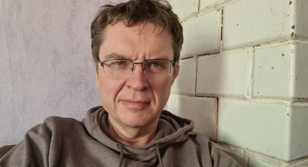 Andrzej Poczobut, a journalist and activist from the Polish minority in Belarus, has been relocated to a penal colony in Novopolotsk after being convicted by the Belarusian authorities.
