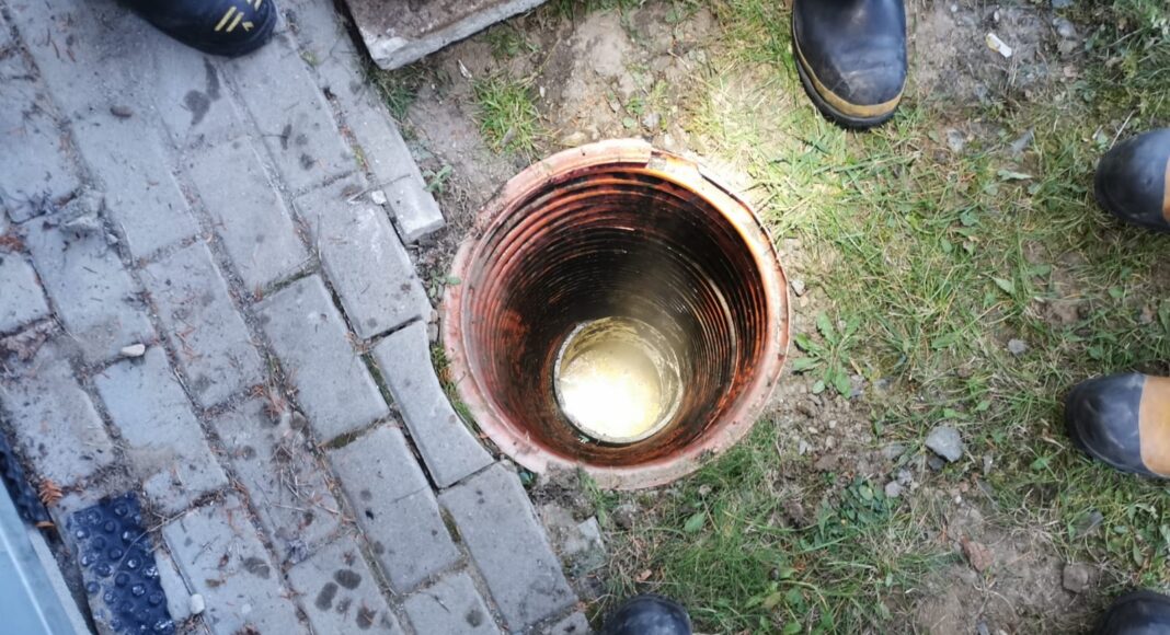 Policewoman pulled 3-year-old child from sewage manhole