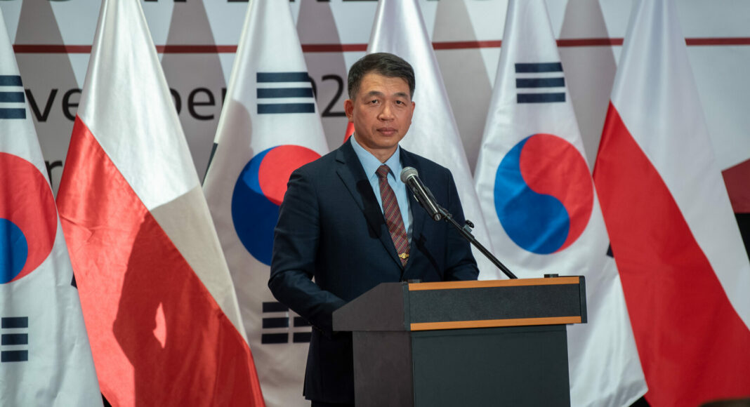 South Korea will deliver the first tanks and howitzers Poland has ordered by the end of the year, the Polish defence minister has said.