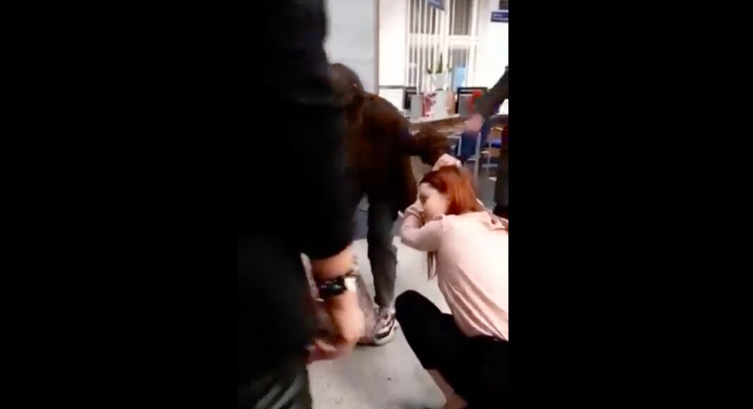 A young woman entered PKO Bank Polski in Przemyśl on Tuesday and then put a knife to the throat of one of the employees and demanded money. She was overpowered and then ended up in the hands of the police. The police are not revealing the nationality of the attacker. Media reports indicate that she is a Ukrainian national.