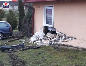 In Strzyżów, a 23-year-old driving a Skoda did not adjust his speed to the road conditions, lost control of the vehicle and drove into a house.