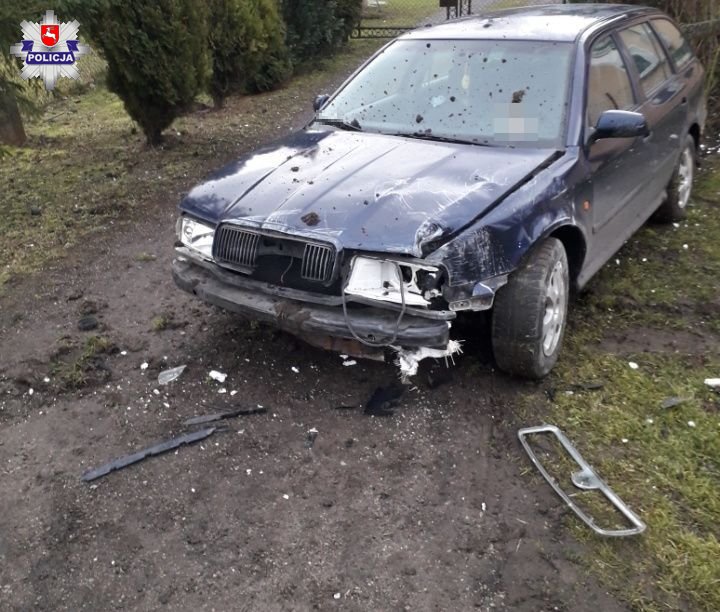 In Strzyżów, a 23-year-old driving a Skoda did not adjust his speed to the road conditions, lost control of the vehicle and drove into a house.