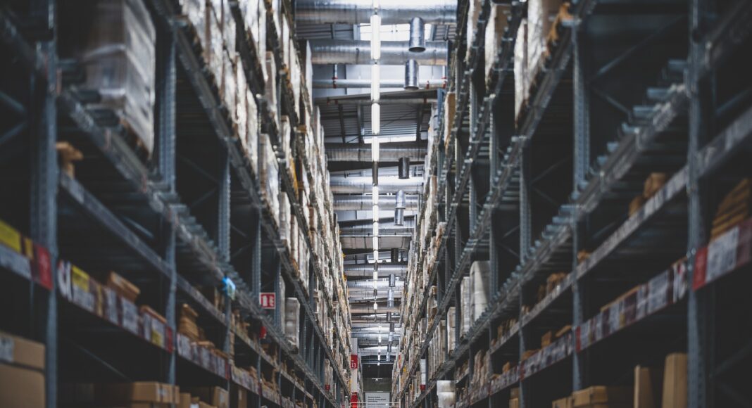 Ilustratory photo of a warehouse.