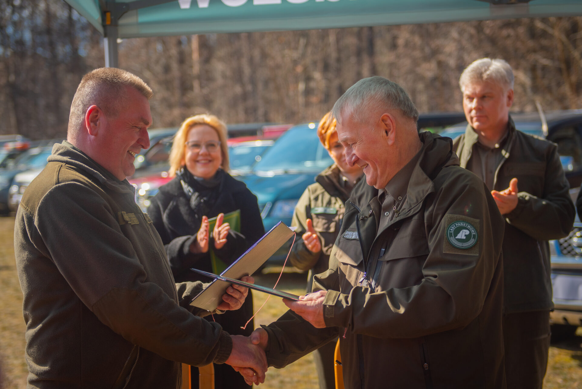 The symbolic handover of the cars to the Ukrainian side took place at the Tomaszów Forestry Commission, and had a double dimension.