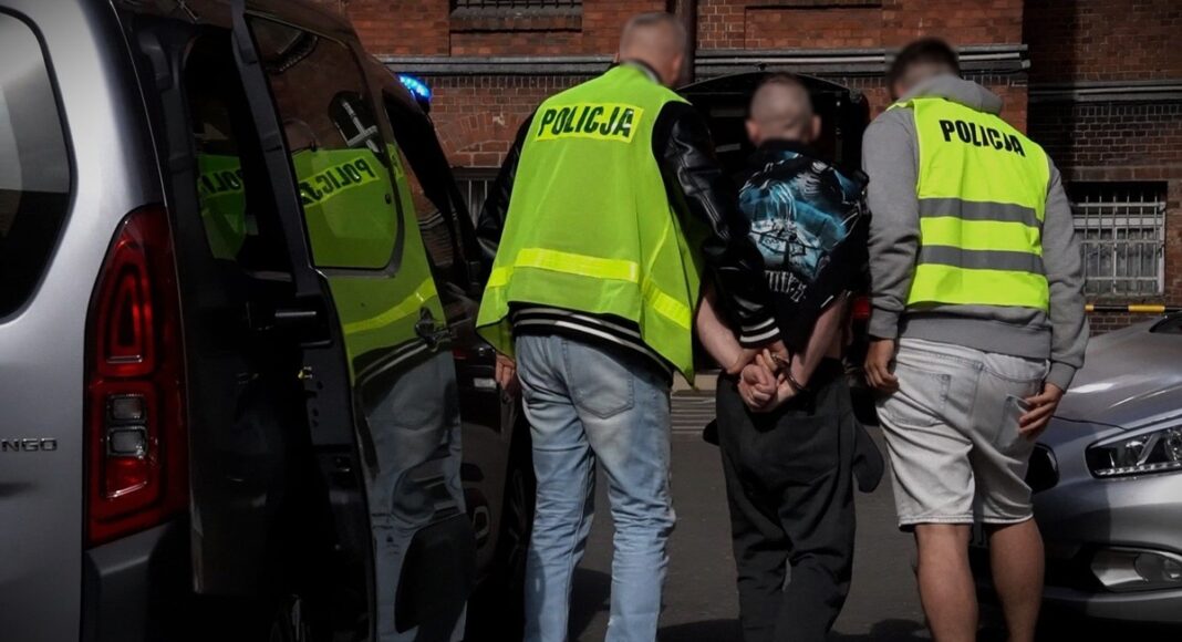 In a dramatic turn of events, the elusive fugitive wanted for a murder case dating back to 2004 has been captured by the diligent officers of the Search and Identification Department of the Gdańsk Provincial Police Headquarters.
