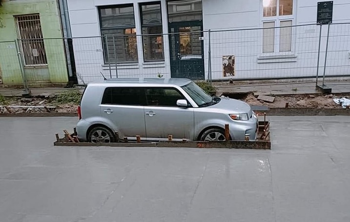 Road workers carrying out repairs on Legionów Street in the heart of Łódź inadvertently covered a parked car in concrete from all sides.