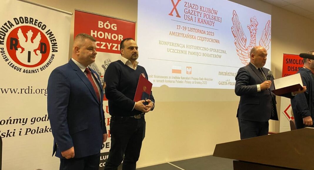Jan Dziedziczak, the Government Plenipotentiary for Polonia and Poles, bestowed the Badge of Merit for Polonia and Poles Abroad upon Maciej Rusiński, the coordinator of 