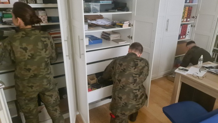 Military Police Enter Journalist’s Apartment! Search at Ewa Stankiewicz’s Home