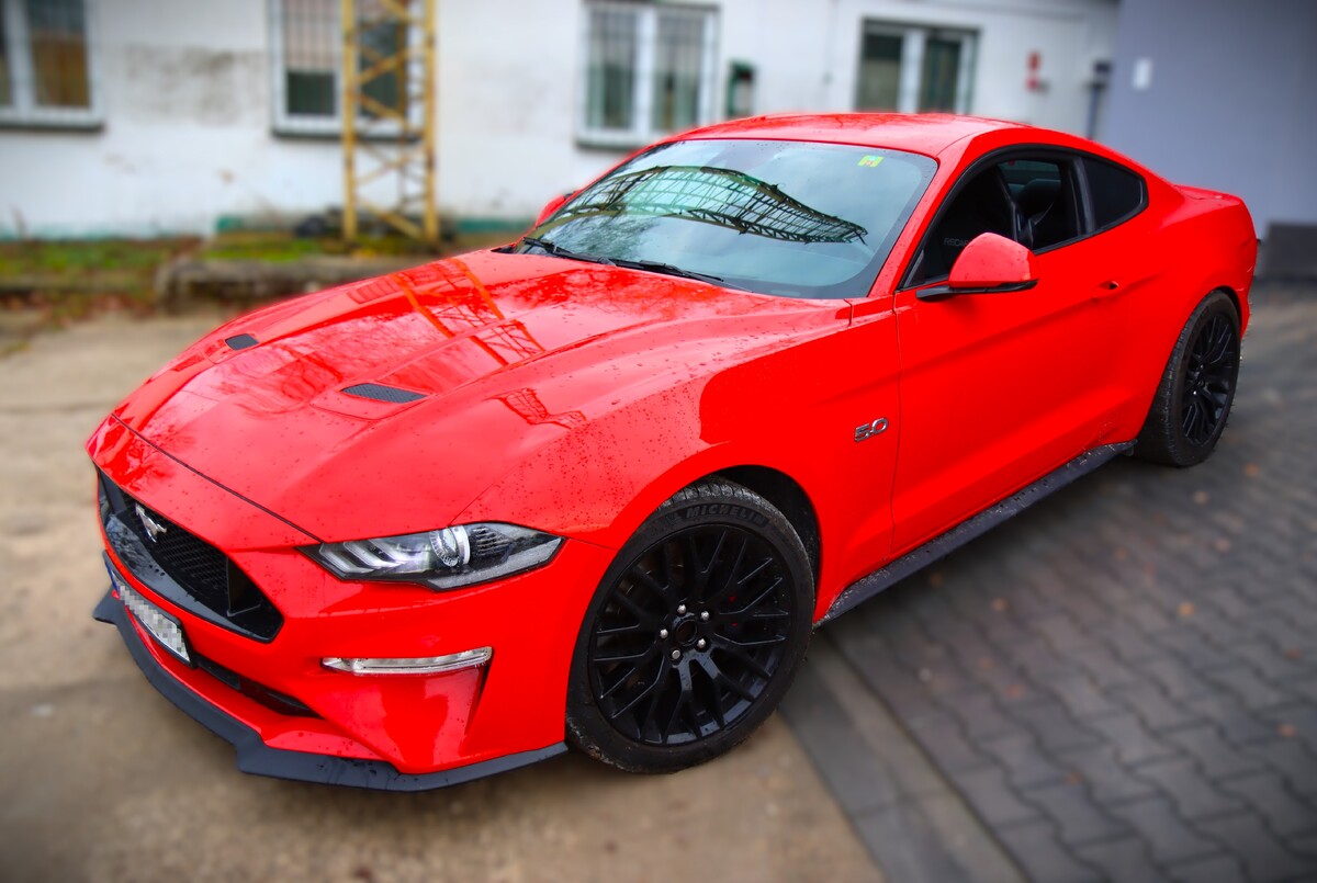 The eight-year-old Ford Mustang is equipped with a 5.0-liter V8 engine producing 450 hp (331 kW). According to the manufacturer, it accelerates from 0 to 100 km/h in under 5 seconds, with a top speed of 249 km/h.
