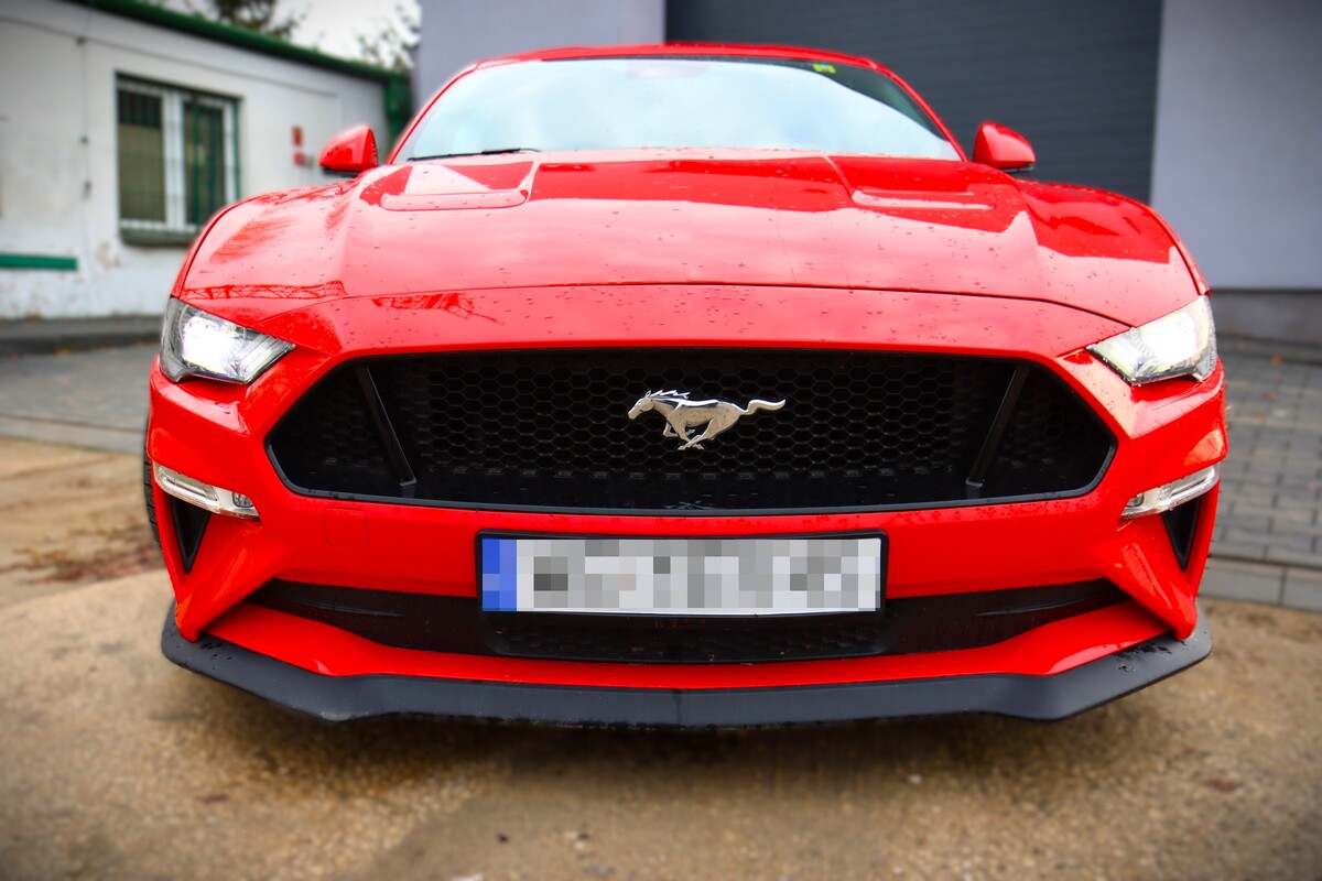 The eight-year-old Ford Mustang is equipped with a 5.0-liter V8 engine producing 450 hp (331 kW). According to the manufacturer, it accelerates from 0 to 100 km/h in under 5 seconds, with a top speed of 249 km/h.