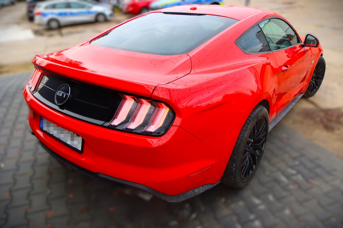 The eight-year-old Ford Mustang is equipped with a 5.0-liter V8 engine producing 450 hp (331 kW). According to the manufacturer, it accelerates from 0 to 100 km/h in under 5 seconds, with a top speed of 249 km/h.