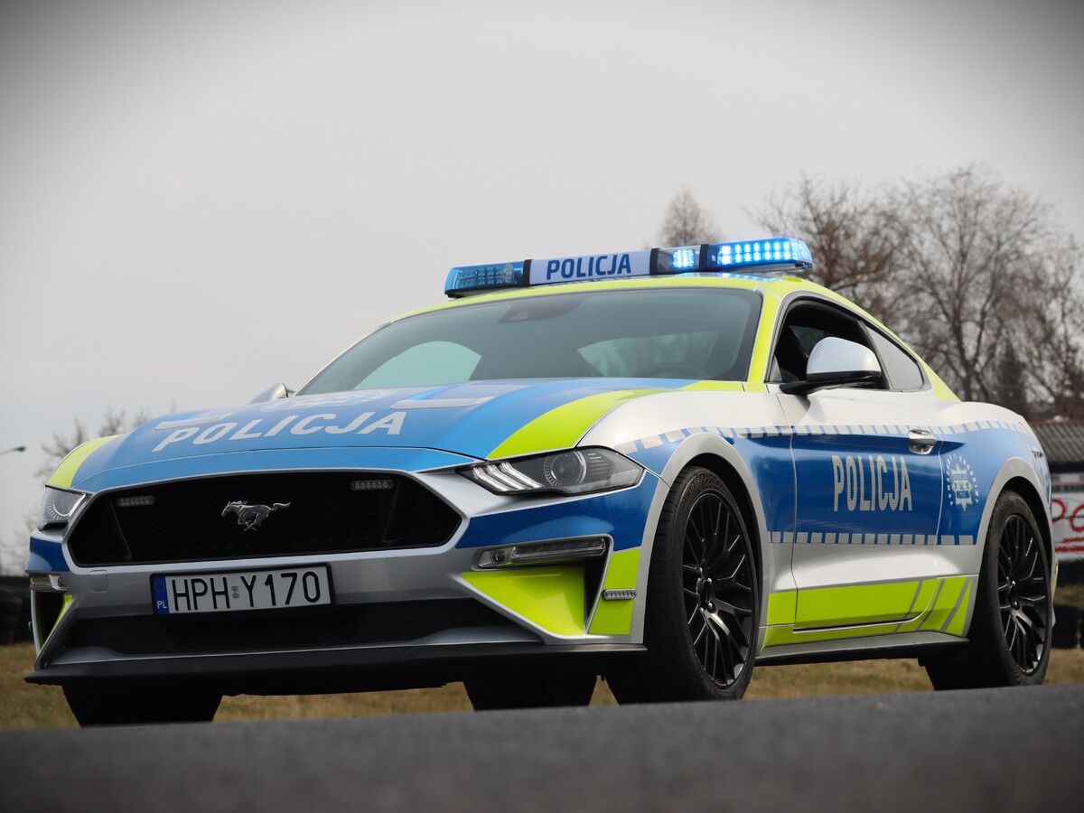 The eight-year-old Ford Mustang is equipped with a 5.0-liter V8 engine producing 450 hp (331 kW). According to the manufacturer, it accelerates from 0 to 100 km/h in under 5 seconds, with a top speed of 249 km/h.