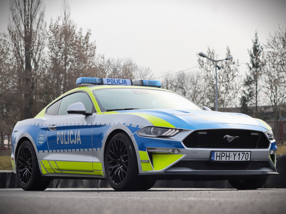 The eight-year-old Ford Mustang is equipped with a 5.0-liter V8 engine producing 450 hp (331 kW). According to the manufacturer, it accelerates from 0 to 100 km/h in under 5 seconds, with a top speed of 249 km/h.