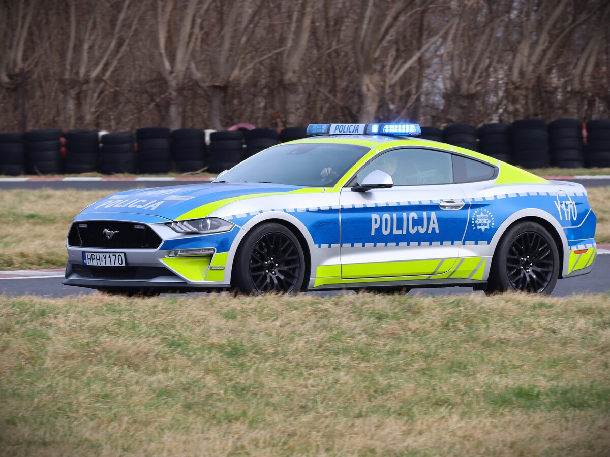 The eight-year-old Ford Mustang is equipped with a 5.0-liter V8 engine producing 450 hp (331 kW). According to the manufacturer, it accelerates from 0 to 100 km/h in under 5 seconds, with a top speed of 249 km/h.