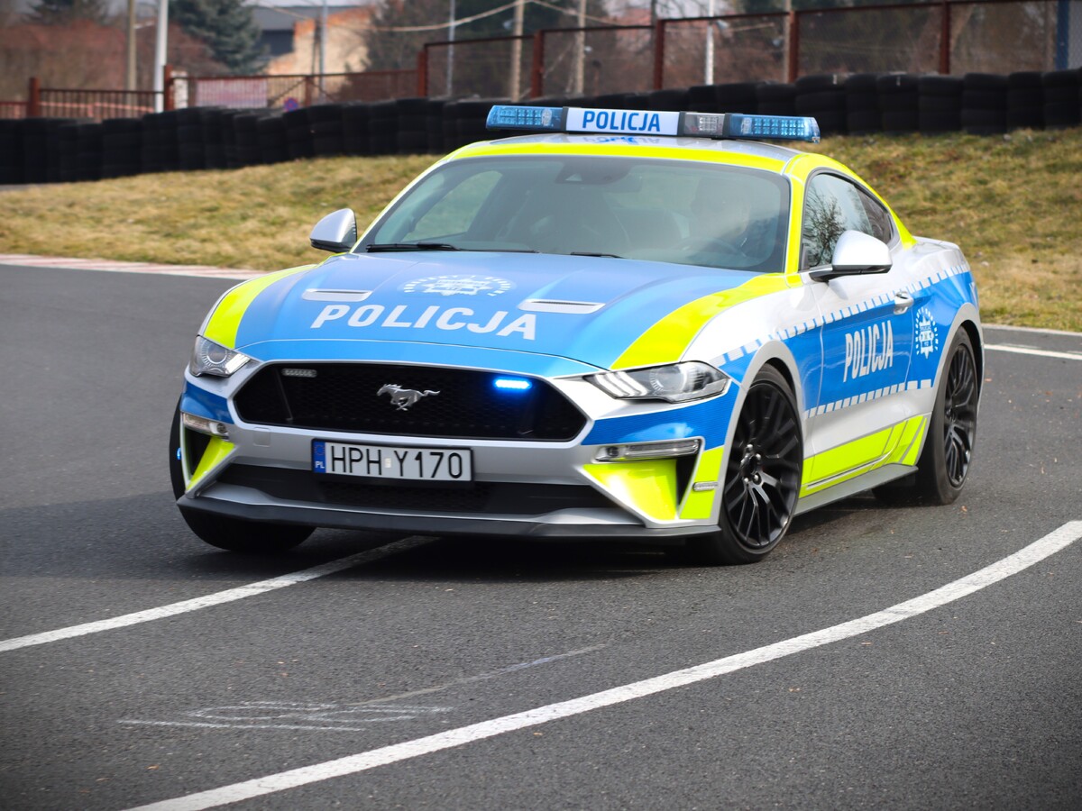 The eight-year-old Ford Mustang is equipped with a 5.0-liter V8 engine producing 450 hp (331 kW). According to the manufacturer, it accelerates from 0 to 100 km/h in under 5 seconds, with a top speed of 249 km/h.